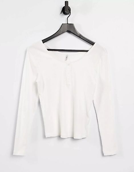Only – T-Shirt mit U-Ausschnitt und kurzer Knopfleiste in Weiß günstig online kaufen
