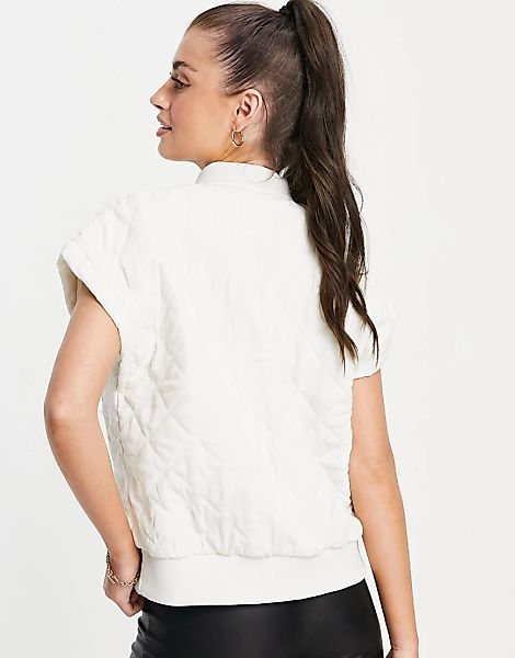 Vero Moda – Aware – Gestepptes Gilet mit akzentuierten Schultern in Creme-W günstig online kaufen