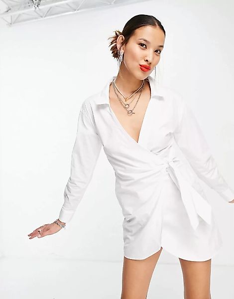 Bershka – Wickelkleid in Weiß mit tiefem V-Ausschnitt günstig online kaufen
