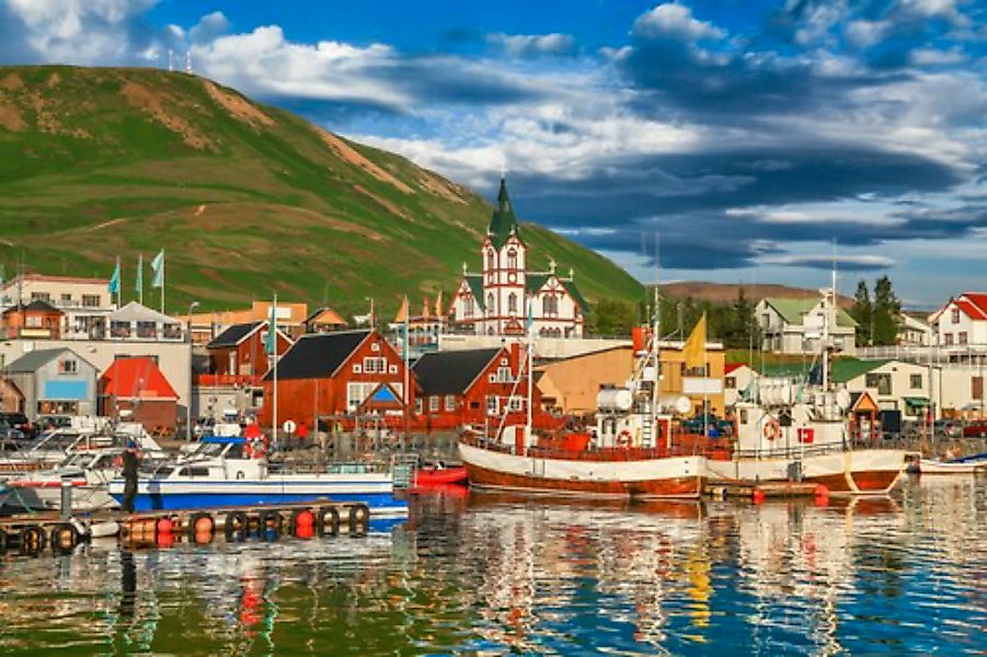 Papermoon Fototapete »HUSAVIK ISLAND-BOOTE GEBIRGE DORF STEG BRÜCKE WALD BE günstig online kaufen