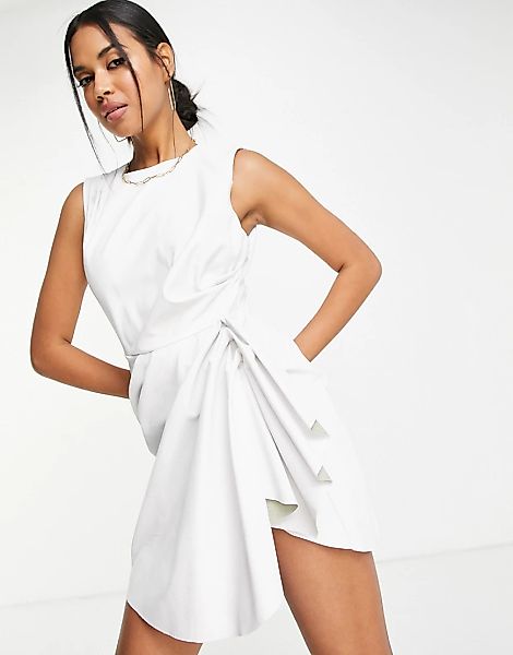 ASOS DESIGN – Minikleid aus PU in Weiß mit Rock mit Biesen günstig online kaufen