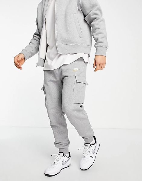 Nike – Club – Cargo-Jogginghose in Metallic-Grau mit Bündchen und Logo günstig online kaufen