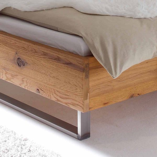 Bett aus Wildeiche Massivholz mit gepolstertem Kopfteil günstig online kaufen