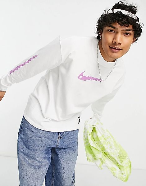 Nike – Langärmliges Shirt in Weiß mit Stehkragen und Grafikprint günstig online kaufen