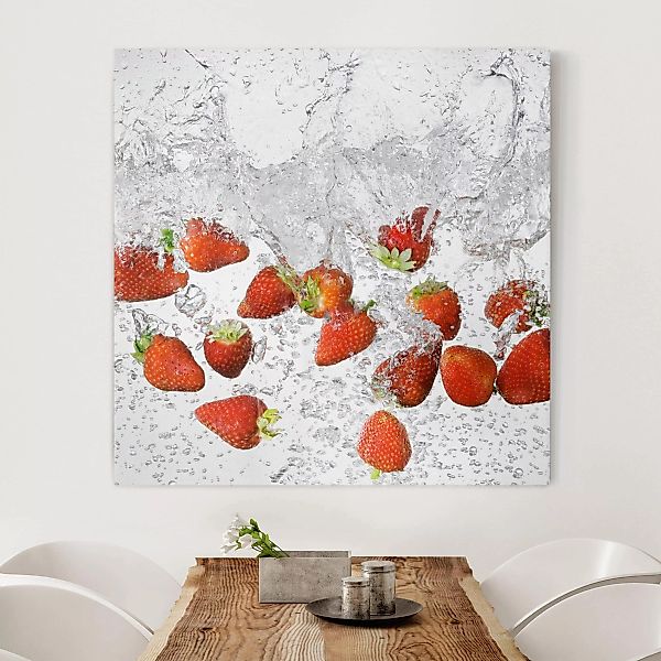 Leinwandbild Küche - Quadrat Frische Erdbeeren im Wasser günstig online kaufen