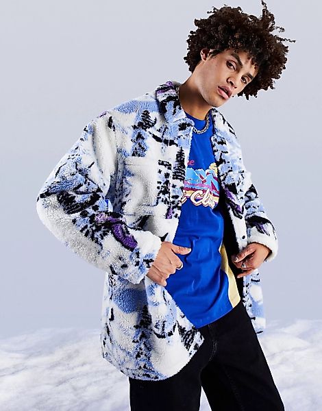 ASOS DESIGN – Oversize-Hemdjacke aus Teddyfell in Weiß mit Après-Ski-Muster günstig online kaufen