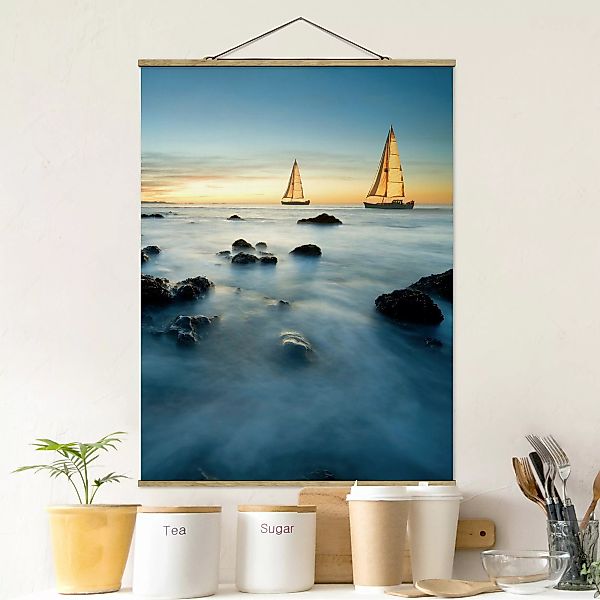 Stoffbild Strand mit Posterleisten - Hochformat Segelschiffe im Ozean günstig online kaufen