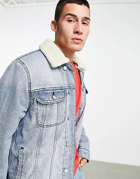 ASOS DESIGN – Jeansjacke in mittlerer Waschung mit Teddyfutter-Blau günstig online kaufen