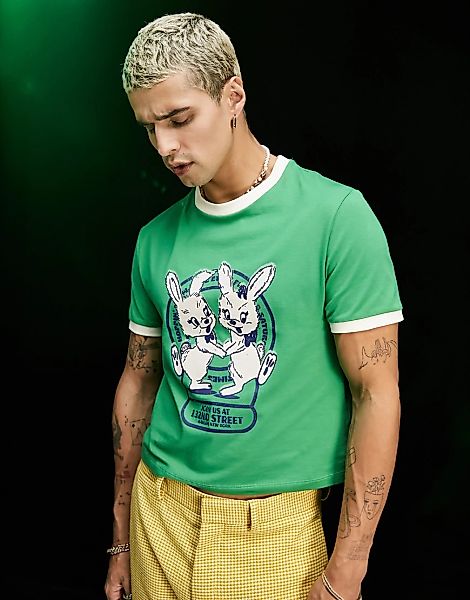 ASOS DESIGN – Knappes, enges Ringer-T-Shirt in Grün mit Cartoon-Hasenprint günstig online kaufen