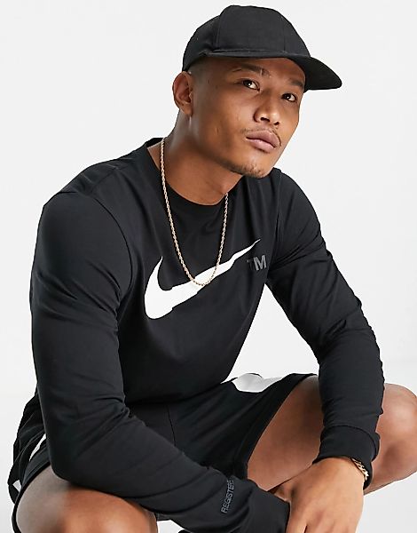 Nike – Langärmliges Shirt in Schwarz mit Swoosh-Logo auf der Brust günstig online kaufen