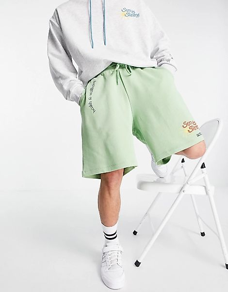 ASOS – Actual – Lockere Shorts in Grün mit mehreren Logo- und Grafikprints, günstig online kaufen