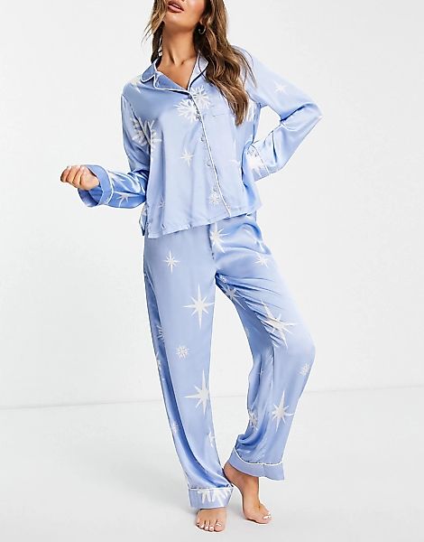 ASOS DESIGN – Weihnachtliches Pyjama-Set aus Satin in Blau mit Hemd und Hos günstig online kaufen