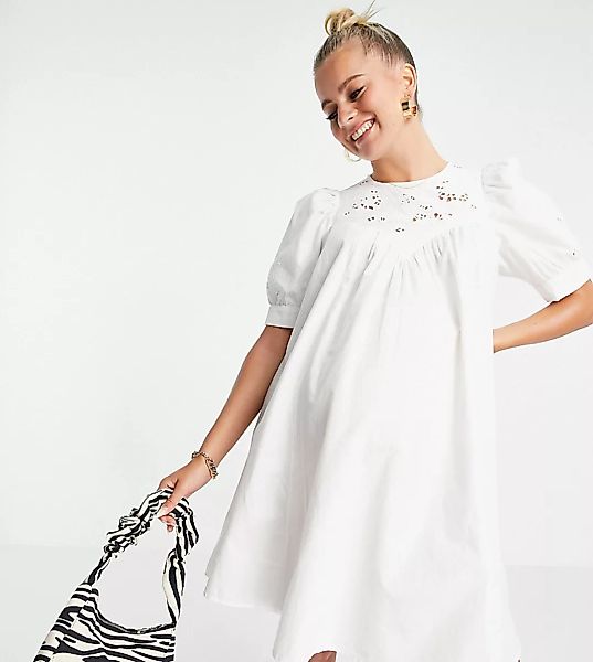 ASOS DESIGN Maternity – Schwingendes Minikleid mit Lochstickerei in Weiß günstig online kaufen