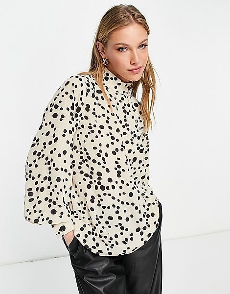 Pretty Lavish – Ambre– Hochgeschlossene Bluse mit Ballonärmeln und Punktemu günstig online kaufen