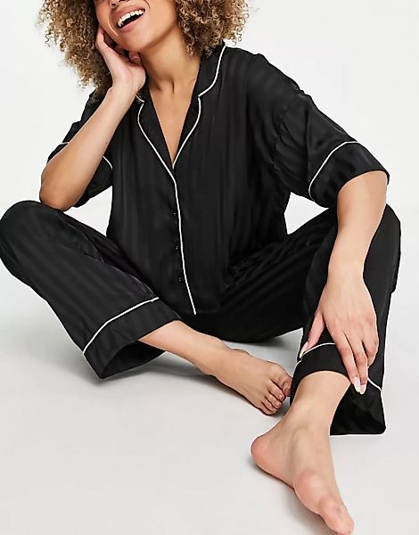 ASOS DESIGN – Gestreifter Jacquard-Pyjama in Schwarz mit kurzärmligem Obert günstig online kaufen