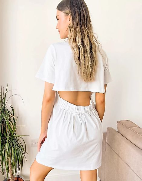 ASOS DESIGN – Kurzes T-Shirt-Kleid mit Rückenausschnitt in Weiß günstig online kaufen