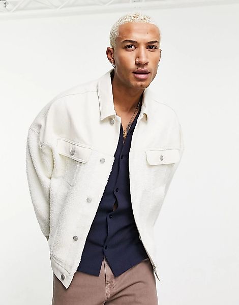 ASOS DESIGN – Oversize-Jeansjacke in Weiß mit Teddyfell-Besatz und Cut-and- günstig online kaufen