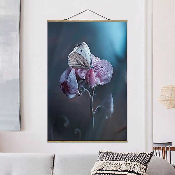 Stoffbild Blumen mit Posterleisten - Hochformat Schmetterling im Regen günstig online kaufen