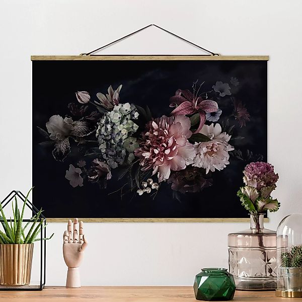 Stoffbild Blumen mit Posterleisten - Querformat Blumen mit Nebel auf Schwar günstig online kaufen