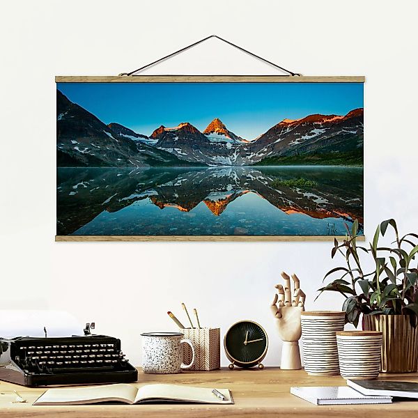 Stoffbild Berge mit Posterleisten - Querformat Berglandschaft am Lake Magog günstig online kaufen