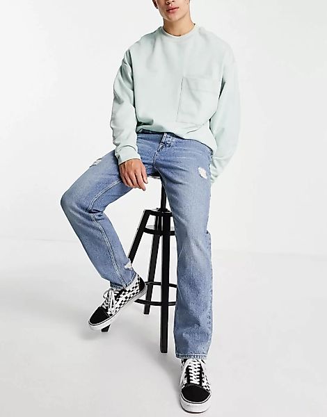ASOS DESIGN – Original Fit – Jeans in verwaschenem Mittelblau mit Abnutzung günstig online kaufen