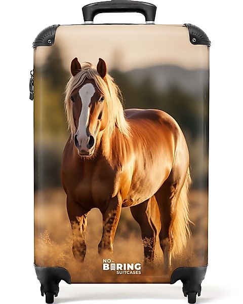 NoBoringSuitcases.com© Hartschalen-Trolley Braunes Pferd auf einer günstig online kaufen