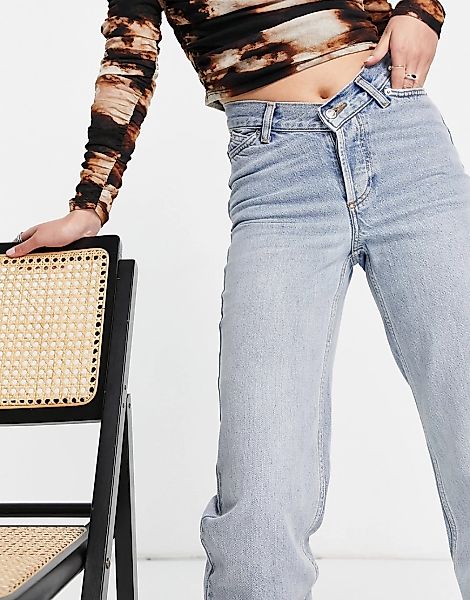 Topshop – Kort – Ausgeblichene Jeans aus Bio-Baumwollmix mit V-förmigem Bun günstig online kaufen