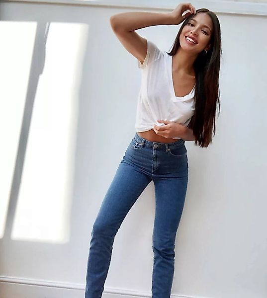 ASOS DESIGN Tall – Farleigh – Schmale Mom-Jeans mit hohem Bund in dunkler W günstig online kaufen