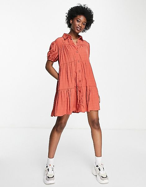 Lola May – Gestuftes, gesmoktes Hemdkleid in Rostrot-Orange günstig online kaufen