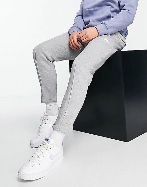 Nike – Club – Jogginghose mit schmal zulaufender Passform in Grau günstig online kaufen