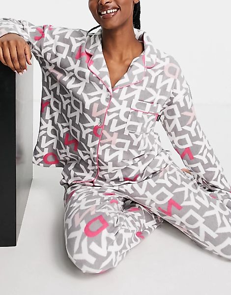 DKNY – Gemütlicher, elastischer Pyjama aus Fleece in Grau/Rosa mit Logoprin günstig online kaufen