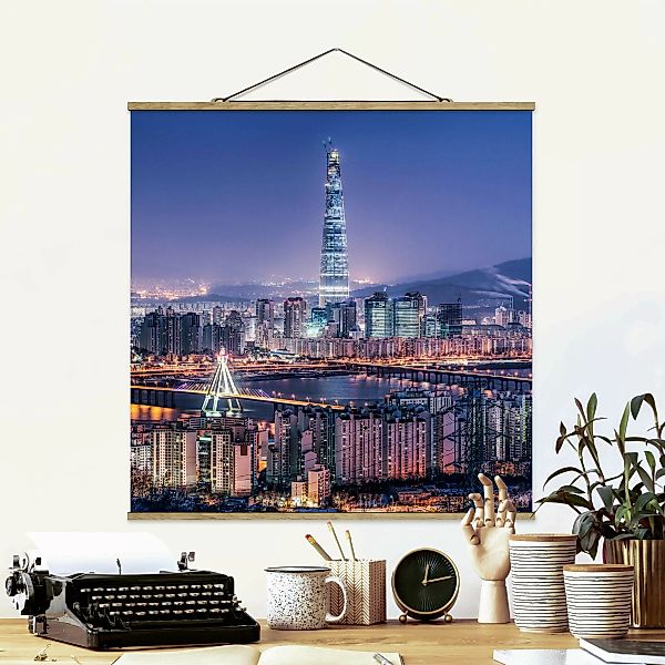 Stoffbild mit Posterleisten Lotte World Tower bei Nacht günstig online kaufen