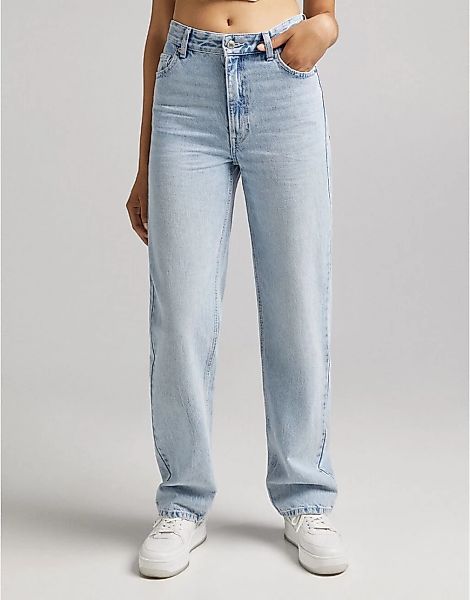 Bershka – Dad-Jeans in ausgebleichter Waschung mit hohem Bund-Blau günstig online kaufen