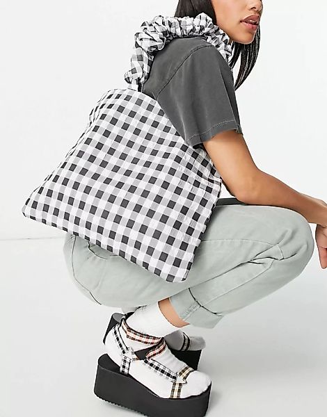 ASOS DESIGN – Shopper-Tasche mit gerafften Henkeln und schwarz-weißem Vichy günstig online kaufen