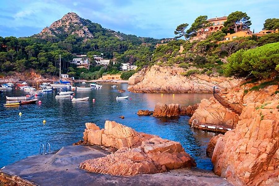 Papermoon Fototapete »COSTA BRAVA-STRAND KLIPPEN WALD SEE DORF GEBIRGE BOOT günstig online kaufen