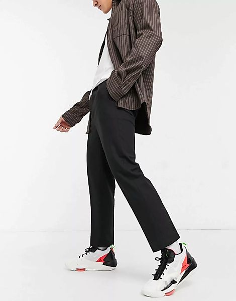 ASOS DESIGN – Elegante, schmal zulaufende Hose in Schwarz mit kurzem Schnit günstig online kaufen
