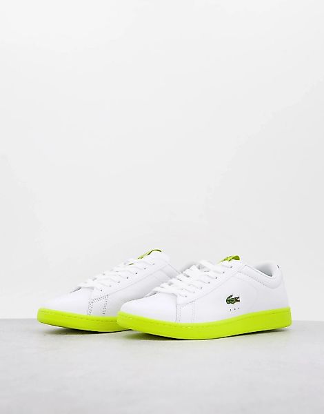Lacoste – Carnaby Evo – Sneaker in Weiß/Gelb mit farblich abgesetzter Sohle günstig online kaufen