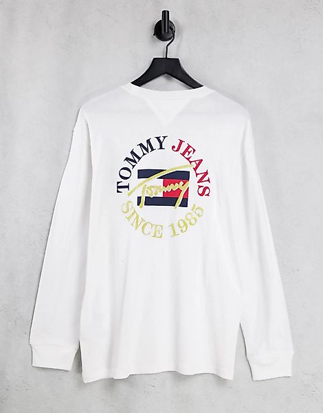 Tommy Jeans – Langärmliges Oberteil in Weiß mit rundem Vintage-Logo am Rück günstig online kaufen