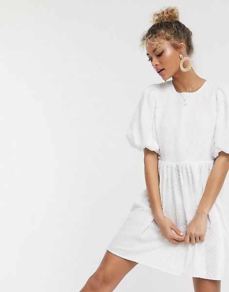 ASOS DESIGN – Gerafftes, strukturiertes Mini-Hängerkleid in Weiß mit Puffär günstig online kaufen