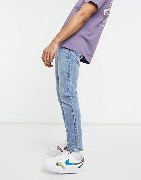 Bershka – Eng geschnittene Jeans in Hellblau günstig online kaufen