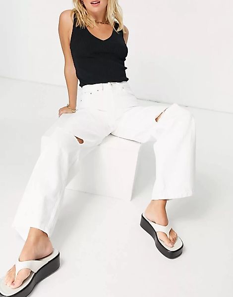 Bershka – Jeans im 90er-Stil mit weitem Bein und Rissen am Knie in Weiß günstig online kaufen