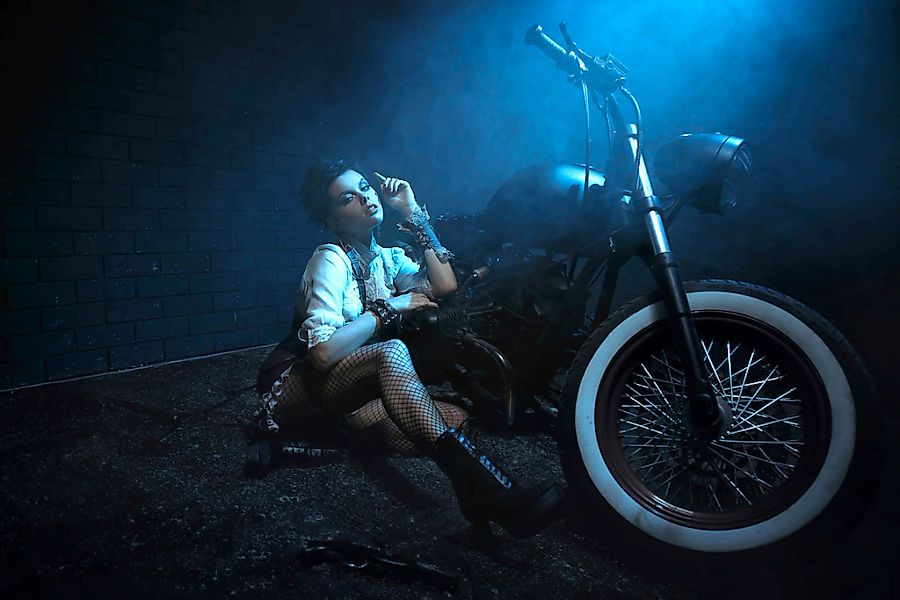 Papermoon Fototapete "Frau mit Motorrad bei Nacht" günstig online kaufen