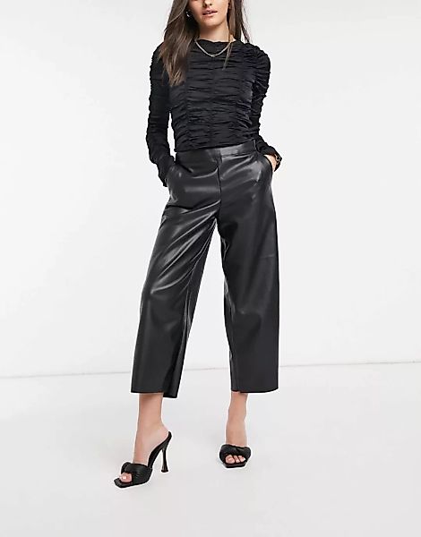 Vila – Kurz geschnittene Hose aus Kunstleder in Schwarz günstig online kaufen