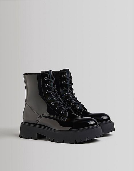Bershka – Flache Ankle-Boots zum Schnüren in schwarzer Lackoptik mit dicker günstig online kaufen