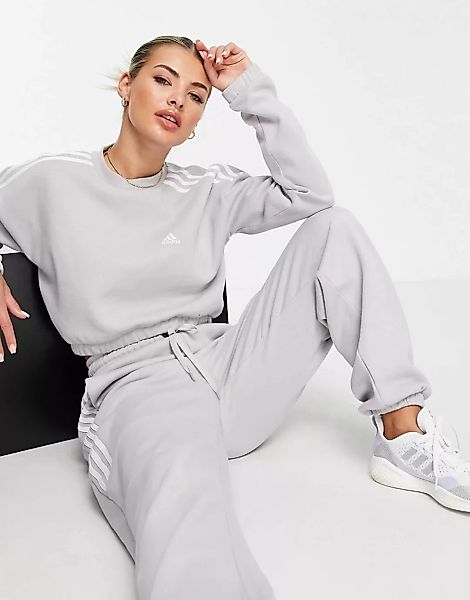 adidas – Training – Sweatshirt in Grau mit kurzem Schnitt und drei Streifen günstig online kaufen