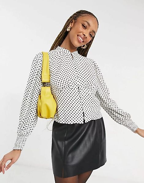 Topshop – Gepunktete Bluse mit durchgehender Knopfleiste in Elfenbein-Weiß günstig online kaufen