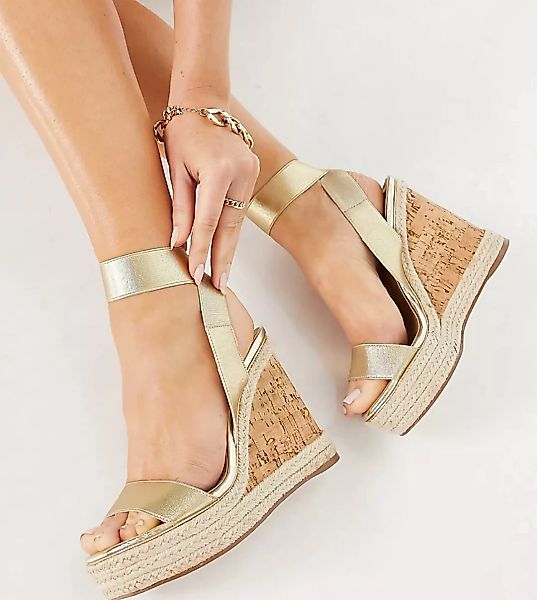 ASOS DESIGN Wide Fit – Tiffany – Elastische Sandalen in Gold mit Keilabsatz günstig online kaufen