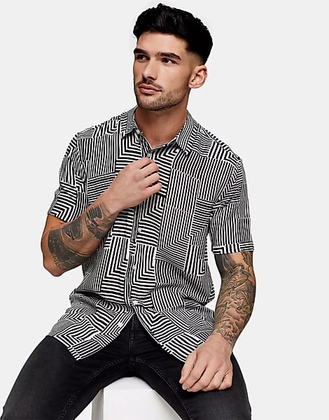 Topman – Kurzärmliges Hemd mit geometrischem Muster in Schwarz-Mehrfarbig günstig online kaufen