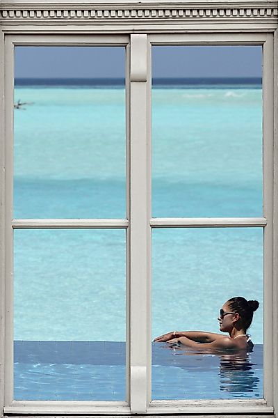 queence Wandsticker Frau im Pool, Wandsticker, günstig online kaufen