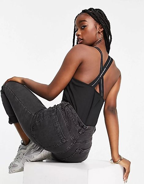 Calvin Klein Jeans – Body mit im Rücken überkreuzten Trägern in Schwarz günstig online kaufen